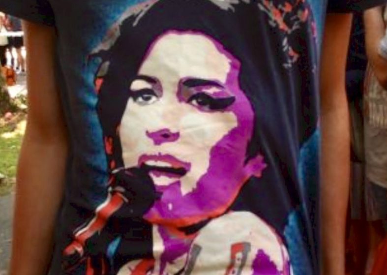 Amy Winehouse – Alcohol Death – tributes outside her house Amy Winehouse tributes
