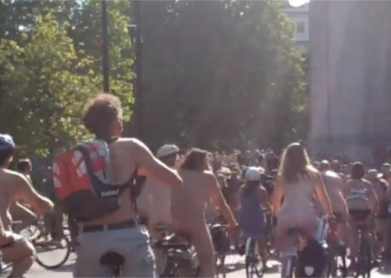 London Cyclists Strip for Protest Ride – spectators welcomed themđź‘€ thousands protest world naked day 2013