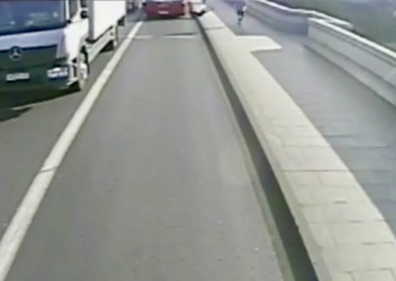 Jogger Pushes Woman In Front of Bus – arrested American eliminated from inquiry Jogger Pushes Woman In Front of Bus