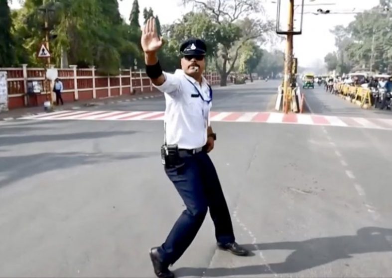Moonwalking Traffic Cop – doesn’t miss a beat as he controls traffic Moonwalking Traffic Cop
