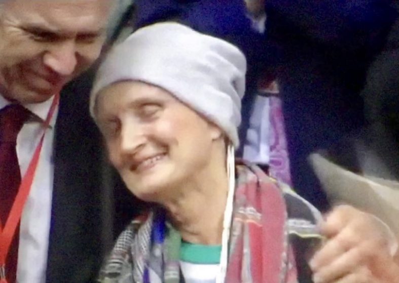 Tessa Jowell Gets Standing Ovation After Cancer Speech – Dame Tessa Dies at 70 Tessa Jowell Gets Standing Ovation After Cancer Speech