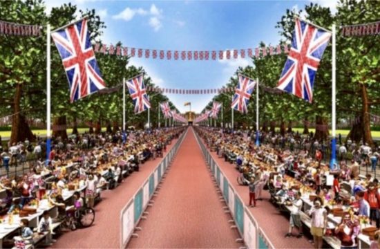 Queen at 90 - massive street party