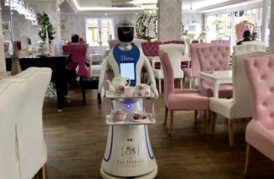 Robot Waitress First in UK to Serve Customers