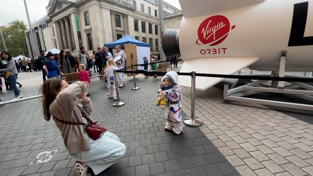 Life-size replica rocket lands in London | YNUKtv