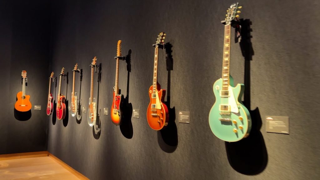 Mark Knopfler guitar collection up for auction - sold | YNUKtv