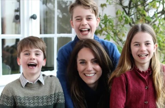 Kate apologises for Mothers Day photo 'confusion'
