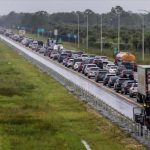 people take to roads to flee hurricane