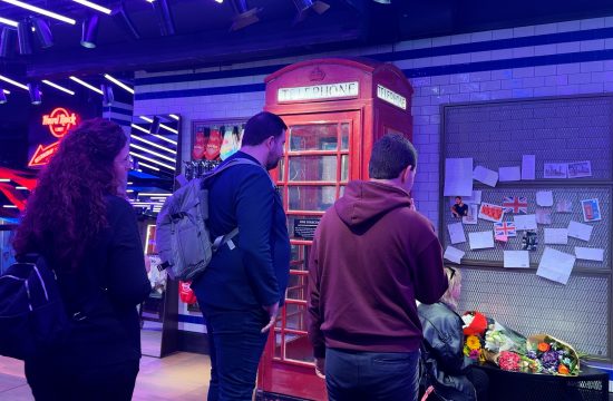 Fans pay tribute to Liam Payne at Phone Booth