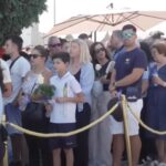 crowds line up for final look