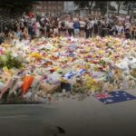 Live: Mourners pay tribut at Bondi Beach