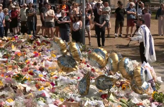 Live: Shooting tribute at Syndey's Bondi Beach