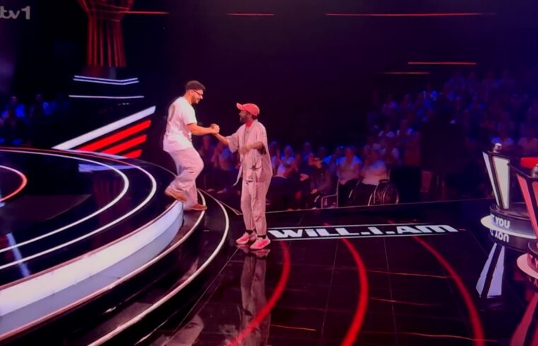 Diogo Ferreira gets 4 chair turn on The Voice